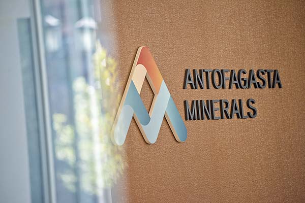 Sindicatos de Minera Centinela convocan a una manifestación frente a las oficinas de Antofagasta Minerals en Santiago