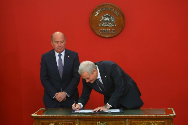 El Presidente firmó este martes el proyecto de ley que extiende beneficios para pescadores artesanales y autoriza la capitalización del Fogape. (Foto: Aton Chile)