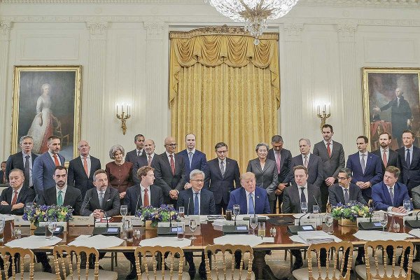 Trump descarta frenar a la IA tras reunirse con líderes tecnológicos y apuesta por mantener la ventaja de EEUU