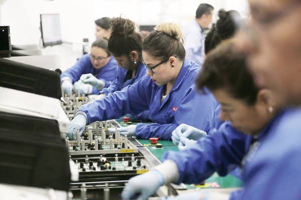¿Un agosto en rojo? La producción industrial volvió a caer y el comercio anotó un crecimiento nulo