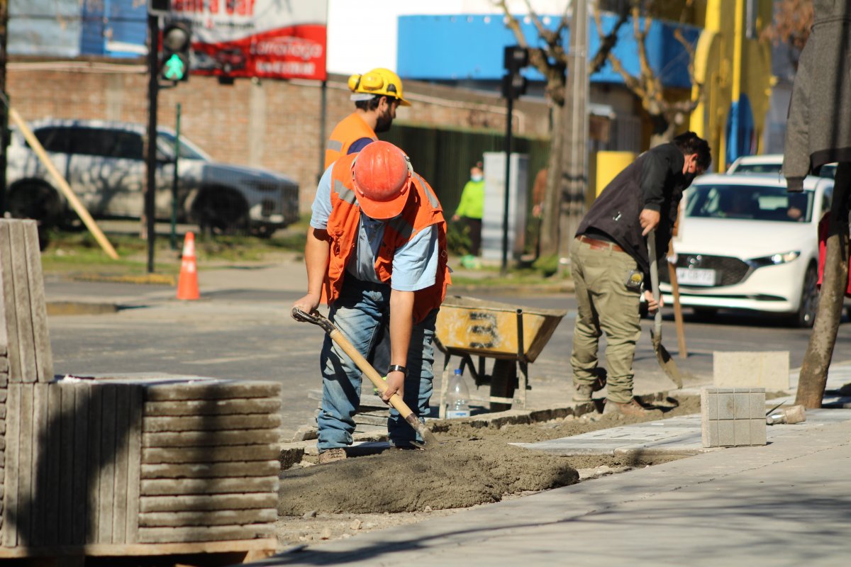 Nuevas cifras de desempleo muestran que destrucción de puestos laborales se concentra en la zona centro - sur