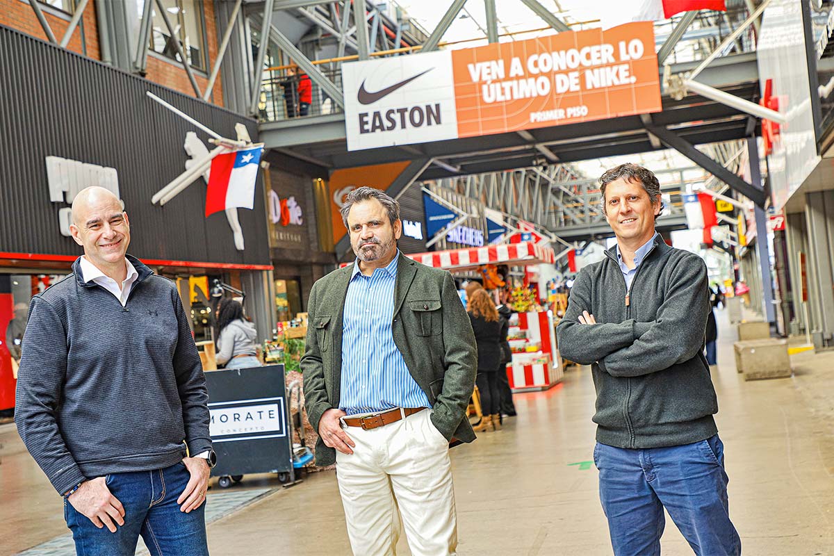 Ignacio Calle, director (izq.), Claudio Easton, gerente general de Easton Outlet Mall (centro) y Juan Carlos Gerard (der.), gerente comercial. Foto: Julio Castro
