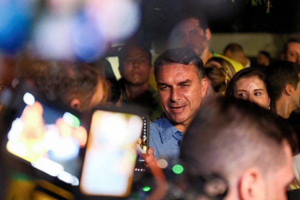 Analistas indican que el buen resultado obtenido el domingo por Flávio Bolsonaro reavivará la confianza en los mercados brasileños a corto plazo. (Foto: Reuters)