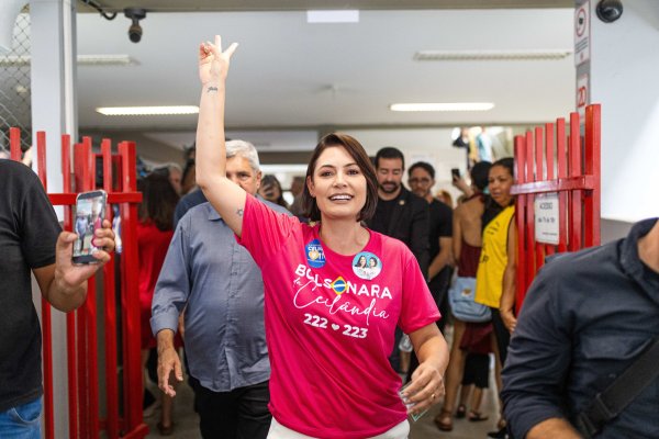 La exprimera dama Michelle Bolsonaro sale de un colegio electoral en Brasilia el domingo.