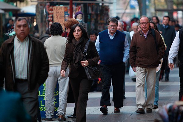 La deuda de los hogares chilenos sube levemente en el segundo trimestre, mientras que disminuye el ahorro