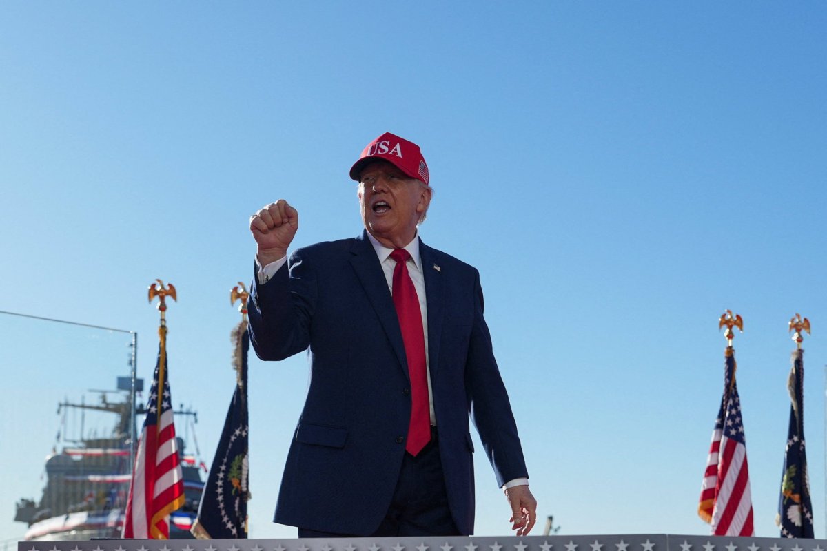 Trump está considerando suspender el impuesto a la gasolina para aliviar los costos