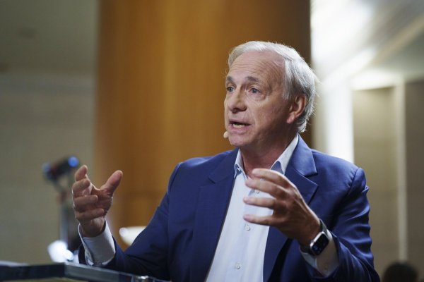 Dalio, quien lleva tiempo advirtiendo sobre una burbuja de IA, dijo que otros factores también podrían provocar su estallido. (Foto: Bloomberg)