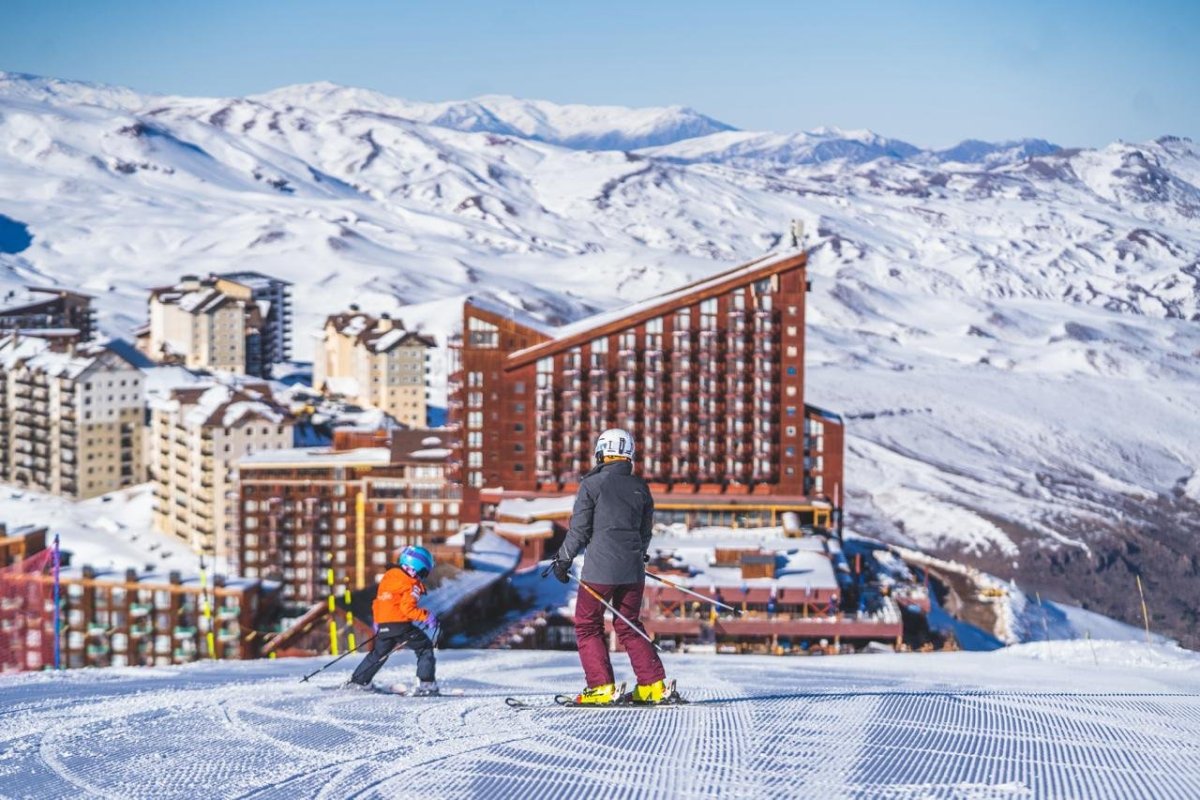 La nieve caída en las últimas semanas alarga la temporada de ski y Valle Nevado operará hasta noviembre por primera vez en casi 40 años de historia