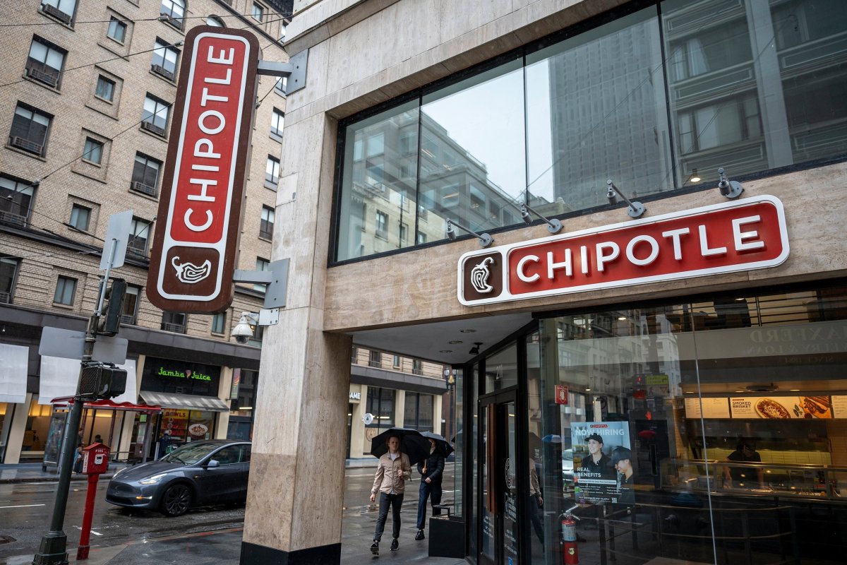Starbucks evalúa la posibilidad de adquirir Chipotle que resultaría en la mayor adquisición de restaurantes de la historia
