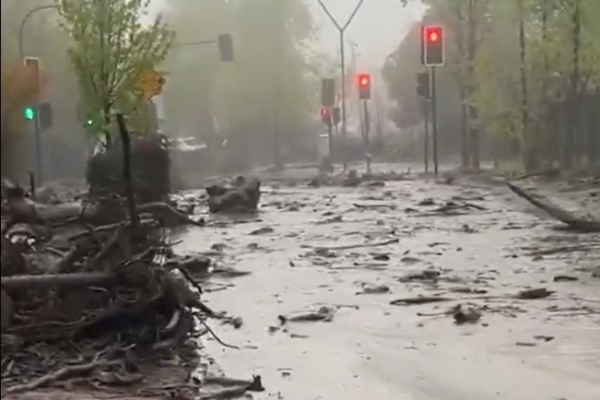 Ahora en DF | Aluvión tras fuerte lluvia arrastra vehículos y provoca daños en sector de San Carlos de Apoquindo en Las Condes