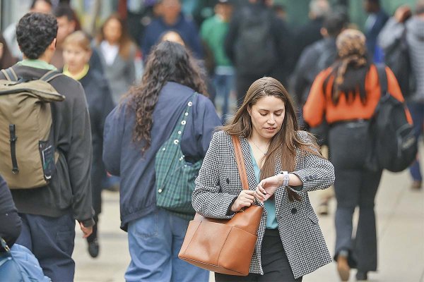 Cantidad de cotizantes sub-30 de AFP sigue a la baja: mujeres son las más afectadas