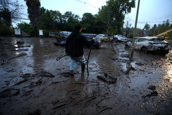 El aluvión causó severos daños y activo equipos de emergencia en la zona oriente de Santiago. (Foto: Aton Chile)