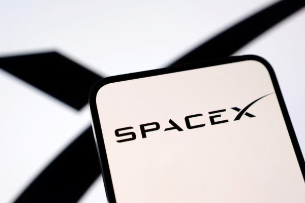 Musk va por más: SpaceX irrumpe en la telefonía móvil con la compra de espectro y remece el mercado