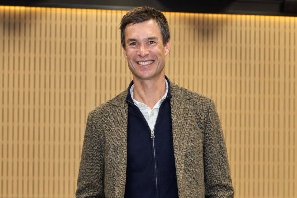 Entre cursos de vocería y premiaciones: el primer mes del nuevo director ejecutivo del Hogar de Cristo