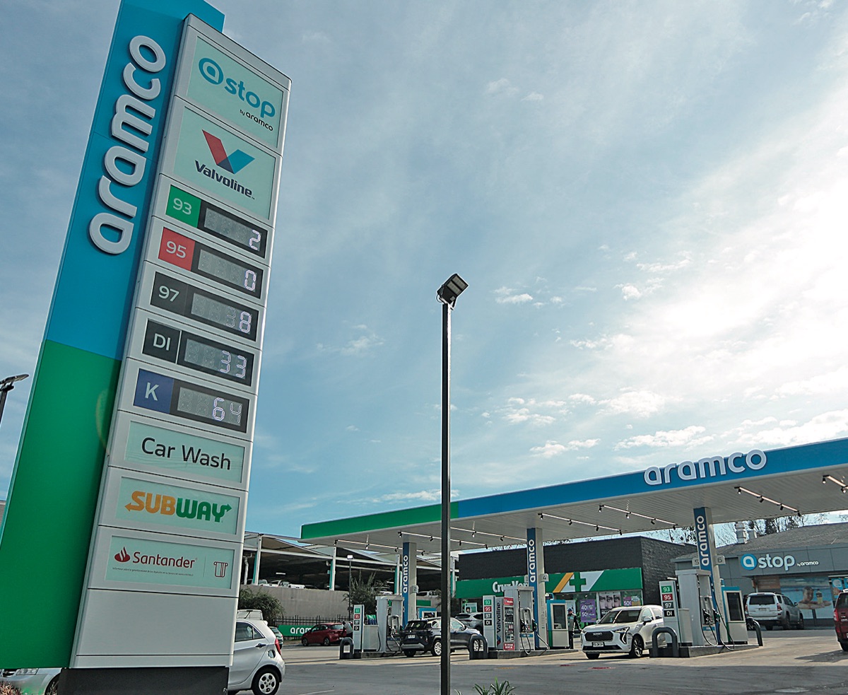 Estación de servicio Aramco con su señal de precios y zona de carga de combustible