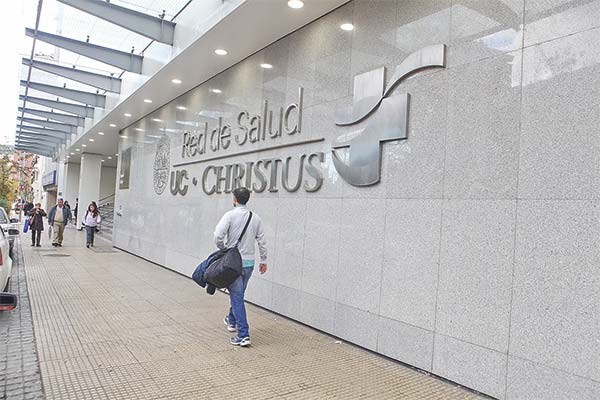 Aluvión en Las Condes obliga a cerrar por semanas la Clínica San Carlos