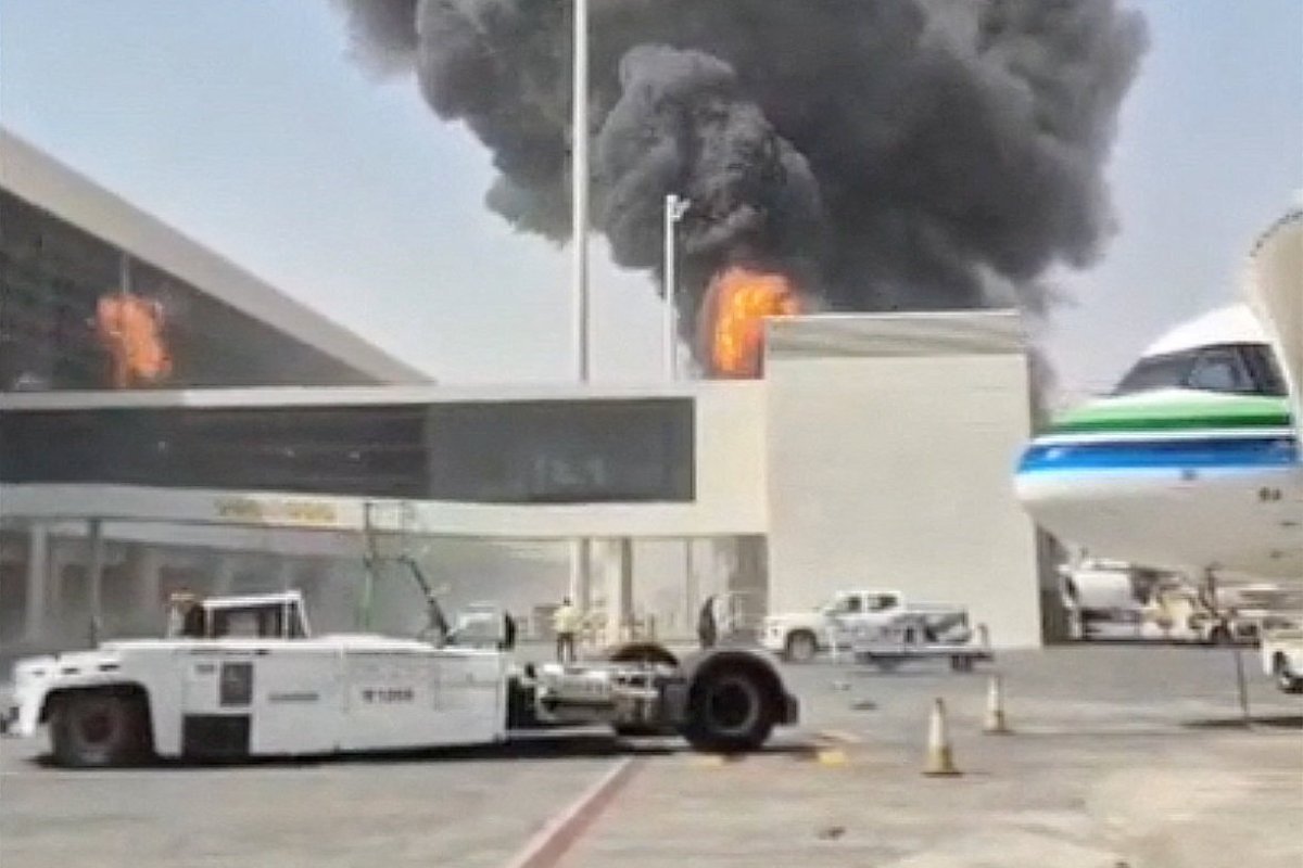 Los hutíes reivindicaron la autoría de un ataque perpetrado el sábado contra el aeropuerto internacional de Riad, que muestra la imagen captada en video. (Foto: Reuters)