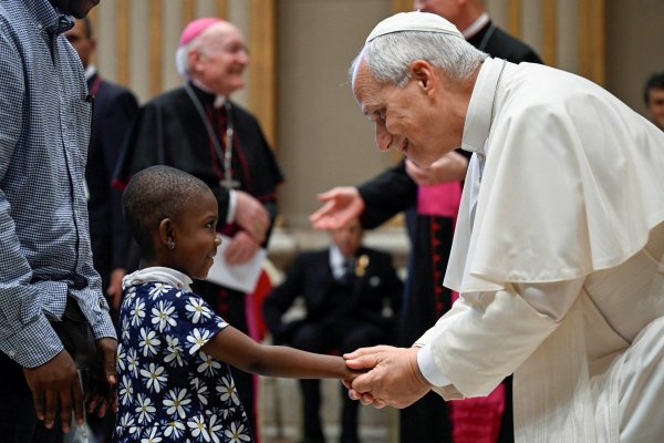 El Papa saluda a una niña como parte de la apretada agenda de actividades que realizó en la mañana de este lunes. (Foto: Reuters)