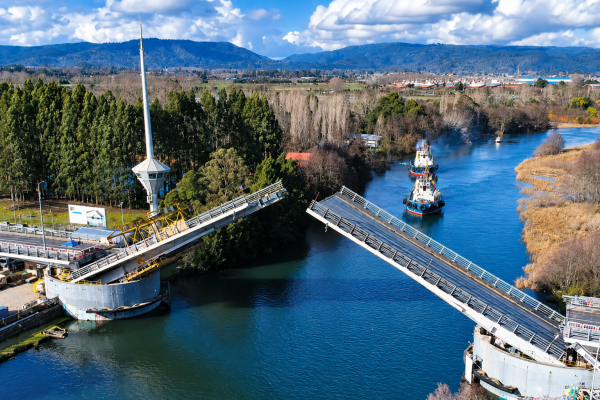 Tras una década de tropiezos puente Cau Cau finalmente se apronta a levantar los brazos: próximo mes empieza a operar izado en ángulo de 45 grados