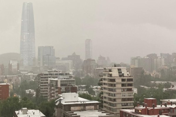 El granizo cubrió de blanco Providencia y varias comunas de Santiago.