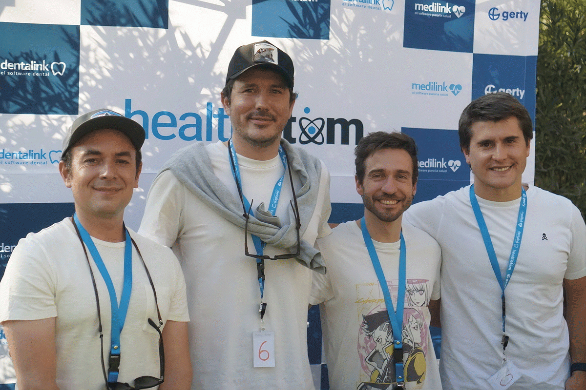 José María Iruretagoyena (el cuarto), junto al resto de los fundadores de Healthatom.