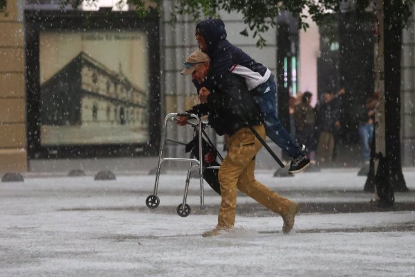El granizo cubrió de blanco Providencia, Ñuñoa, Santiago y otras comunas de la Región Metropolitana. (Foto: Aton Chile)
