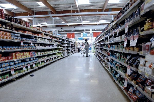 Participación de grandes supermercados en Chile cae a la mitad en 10 años