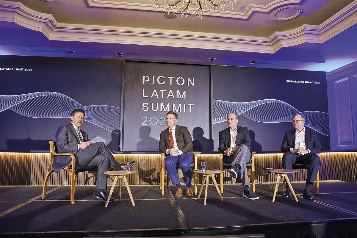 De izquierda a derecha, el gerente de alternativos de AFP Habitat, Roberto Ordóñez, y los ejecutivos de KKR (Andrew Peisch), Macquarie (Karl Kucher) y EQT (Alex Darden). Foto: Julio Castro.