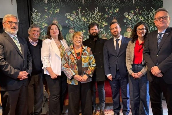 Oposición da señal de unidad en desayuno con la posible candidata y expresidenta Bachelet: también asistió el exmandatario Boric