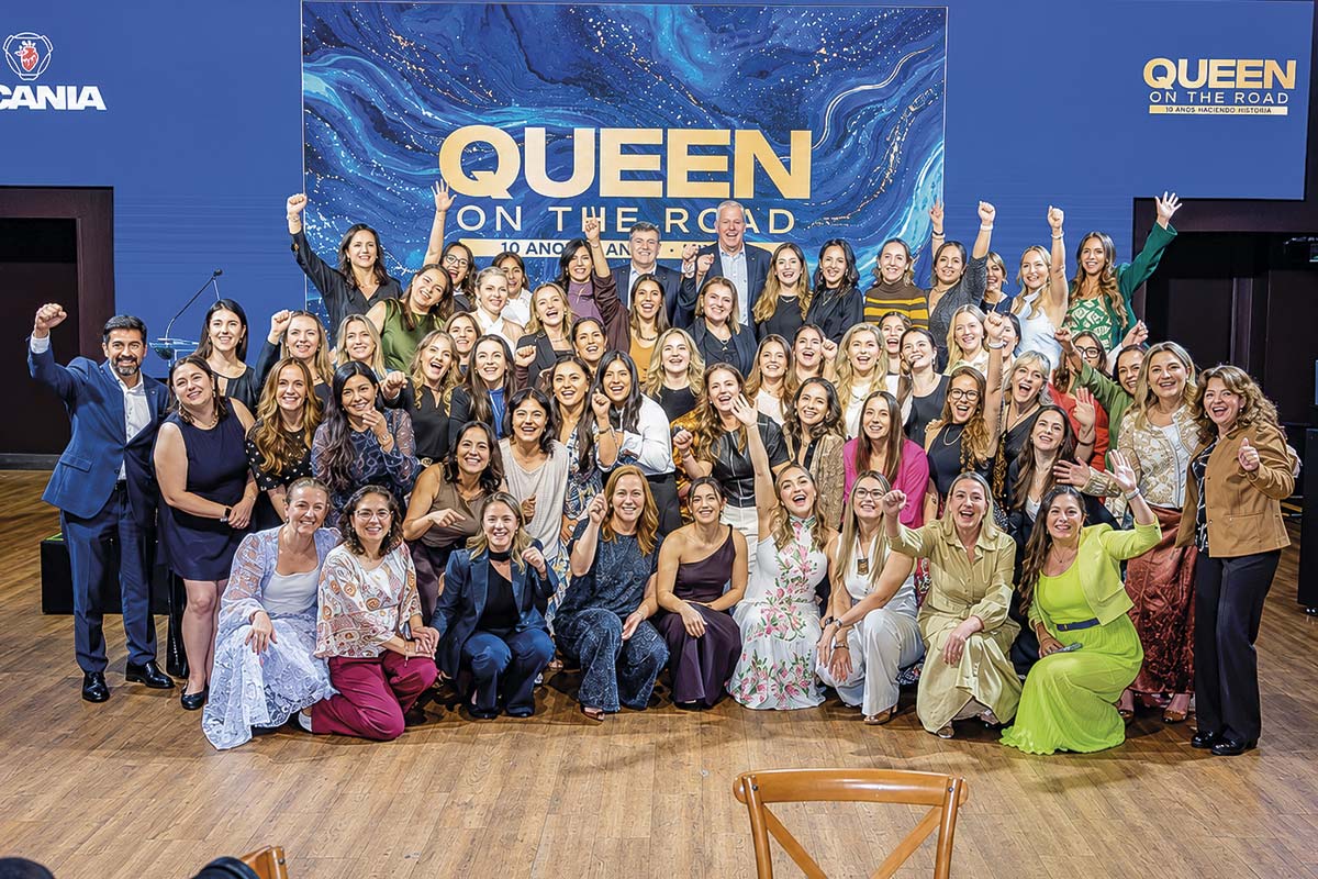 Las participantes de la versión 2026 de Queen on the Road junto a los máximos ejecutivos de la empresa en la región.