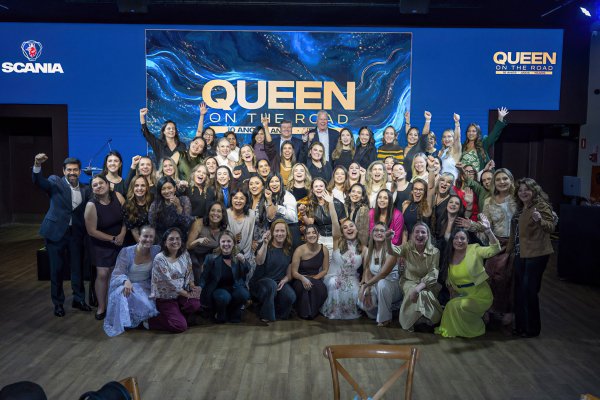 Las participantes de la versión 2026 de Queen on the Road junto a los máximos ejecutivos de la empresa en la región.