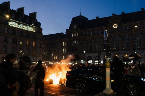 Saqueos e incendio de edificios durante protestas en Francia profundizan división entre extremos políticos y provocan reacción de la Casa Blanca