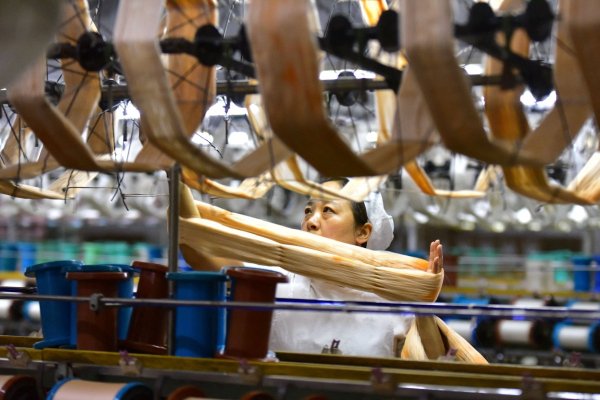 Una trabajadora en una línea de producción textil de seda este lunes en una fábrica en Fuyang, provincia de Anhui, en China. (Foto: Reuters)