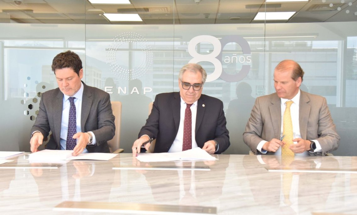 Presidente del directorio de Enap, Cristian Muga; CEO de Pluspetrol, Claudio de Diego; y el gerente general de Enap, Julio Friedmann.