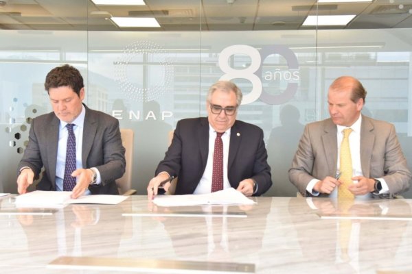 Presidente del directorio de Enap, Cristian Muga; CEO de Pluspetrol, Claudio de Diego; y el gerente general de Enap, Julio Friedmann.