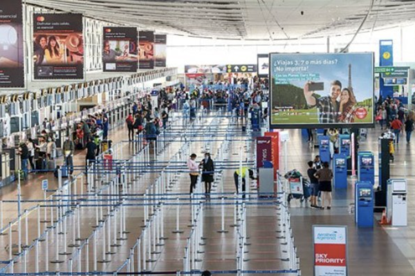 Impulsado por los vuelos domésticos, tráfico aéreo en Chile vuelve a crecer tras 13 meses de caídas