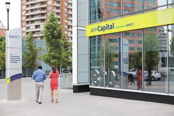 Nuevo flanco judicial por caída del fondo E: ingresan querella por administración desleal en contra de AFP Capital