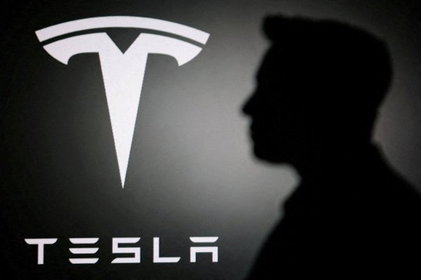 Utilidades de Tesla caen 4% por menores ventas mientras Musk explora fusión con SpaceX