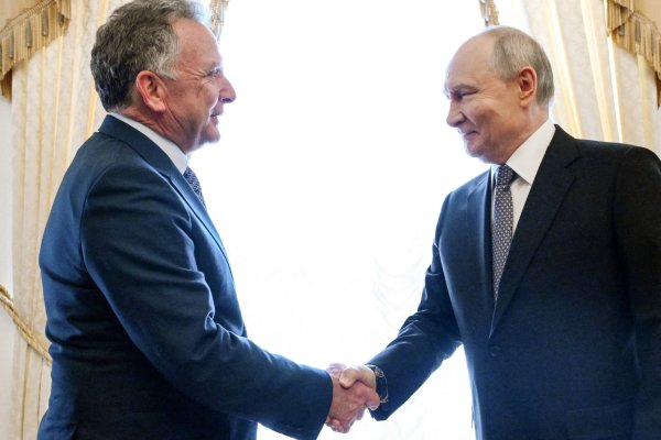 El presidente ruso Vladimir Putin estrecha la mano del enviado especial estadounidense Steve Witkoff durante una reunión en el Palacio de Constantino en San Petersburgo, Rusia, el 21 de octubre de 2026.