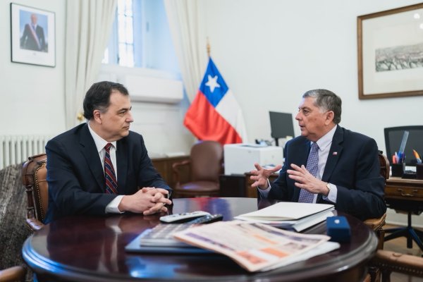 Arenas llegó temprano a La Moneda para una reunión con el biministro del Interior y titular de la Segegob, Claudio Alvarado.