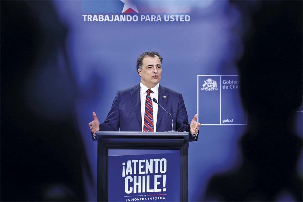 Arenas llegó temprano a La Moneda para una reunión con el Presidente José Antonio Kast y el biministro del Interior y titular de la Segegob, Claudio Alvarado. Foto: Aton.