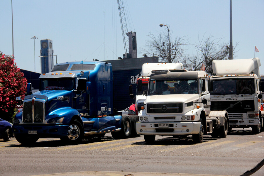 Camioneros estarían vendiendo sus máquinas: los transportistas entran en alerta por el alza del diésel