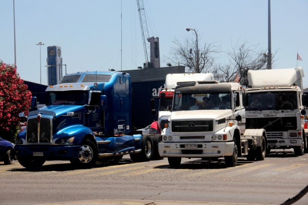 Camioneros estarían vendiendo sus máquinas: los transportistas entran en alerta por el alza del diésel