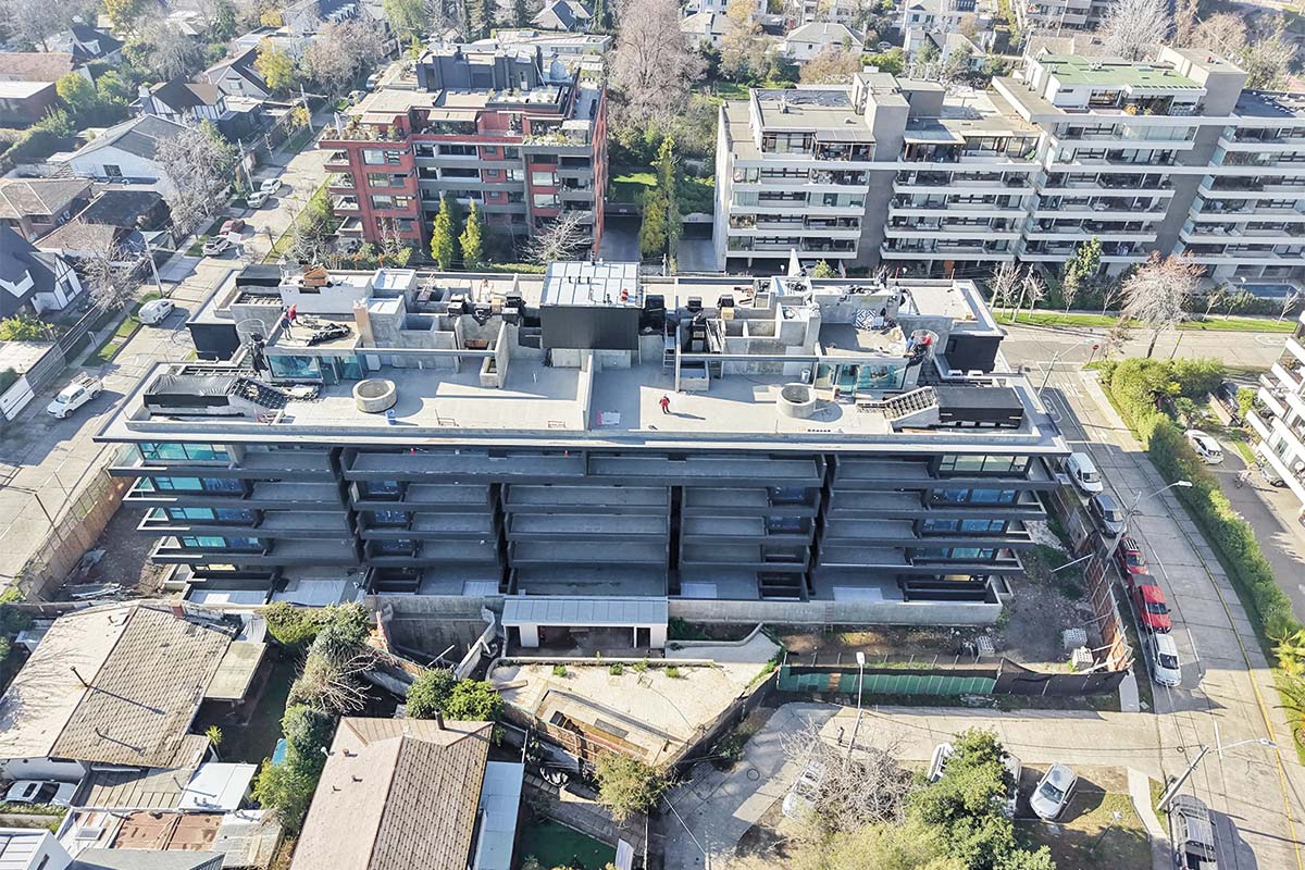 Un edificio de cinco pisos y 40 departamentos: el llamativo remate en exclusivo sector de Vitacura