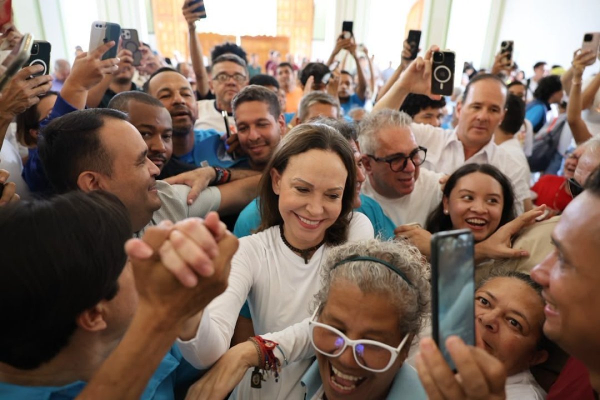 Líder opositora venezolana María Corina Machado regresa a Venezuela, tras 10 meses fuera del país