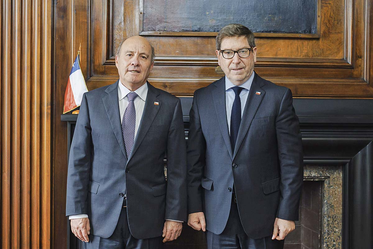 El ministro de Hacienda, Jorge Quiroz y el biministro de Economía y Minería, Daniel Mas. Foto: Ministerio de Economía