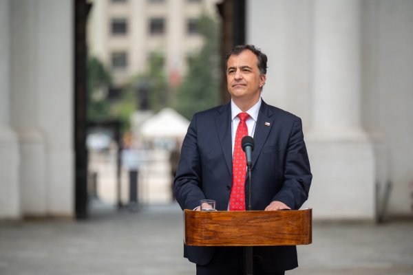 La Moneda valora que clasificadoras mantengan la nota soberana de Chile y Quiroz inicia negociaciones para destrabar el Presupuesto en el Congreso