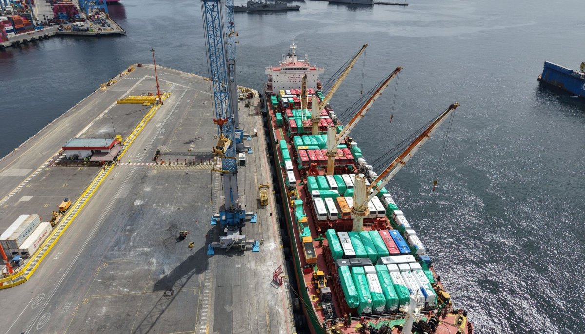 Terminal Portuario Valparaíso concreta el desembarque de más de 100 buses y vagones ferroviarios procedentes de China