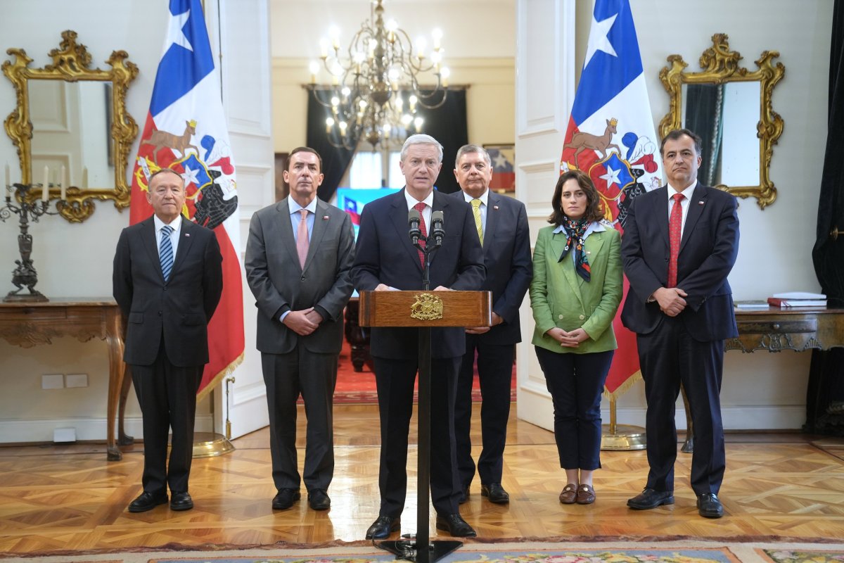 "El Estado les falló" a las víctimas: Kast reconoce “error” por rebaja de penas a condenados y ratifica a Rabat como ministro de Justicia