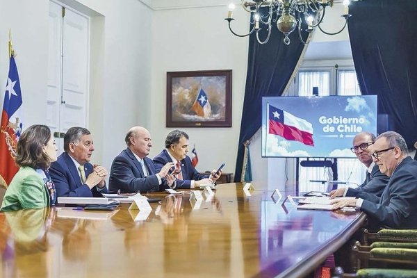 La Moneda valora que clasificadoras mantengan la nota soberana de Chile y Quiroz inicia negociaciones para destrabar el Presupuesto en el Congreso